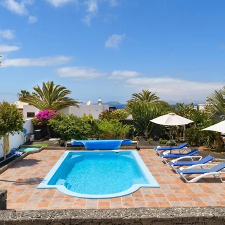 Villa Stunning 4-bed In Playa Blanca (Lanzarote)