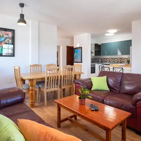 Villa Stunning 4-bed In *